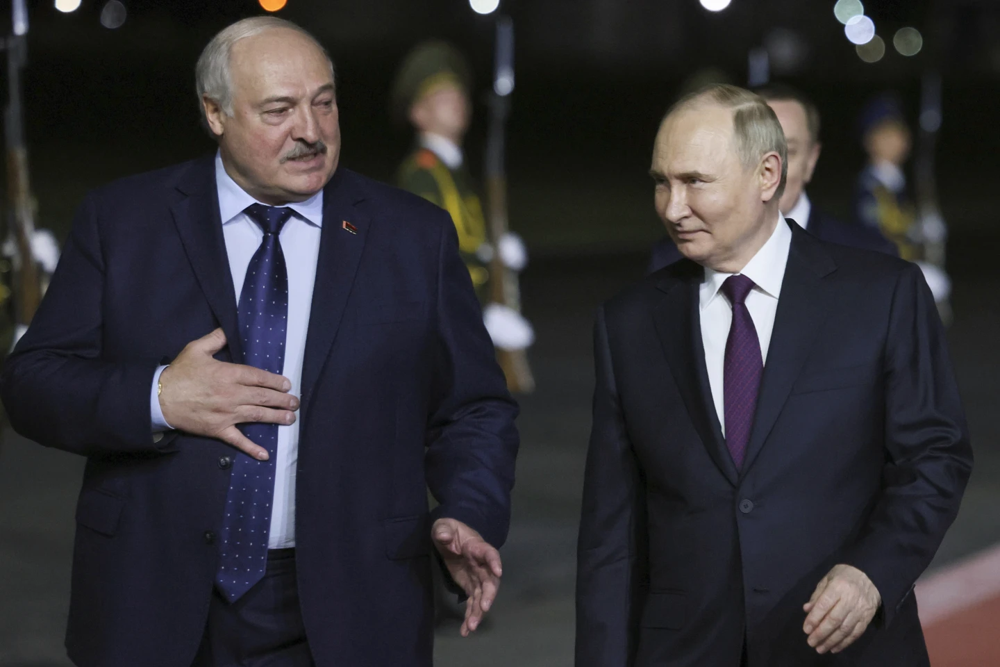 Президент Росії Володимир Путін (праворуч) слухає президента Білорусі Олександра Лукашенка, коли вони йдуть після його прибуття в міжнародний аеропорт Мінська, Білорусь, четвер, 23 травня 2024 року